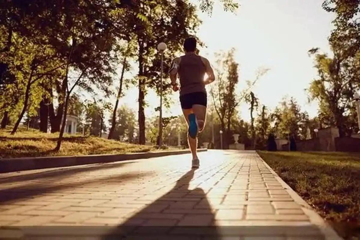 我发现：跑步不是越久越好，跑太久最先伤膝盖

         中老年人单次慢跑