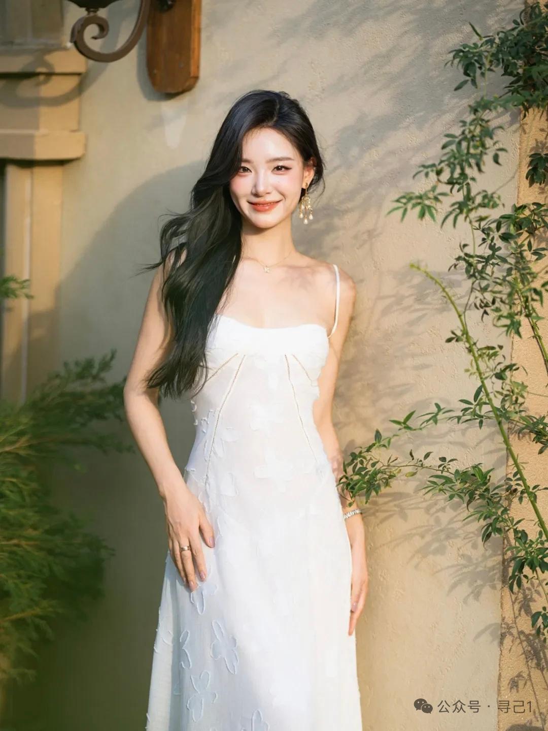 记录我的2026温柔漂亮少女倚立绿植旁，一袭白裙随风飘荡，自然光下的迷人微笑。
