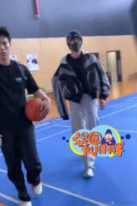 曝王鹤棣保镖肘击私生有媒体拍到王鹤棣在球场打完球，有私生上前拍照，被保镖肘击，并