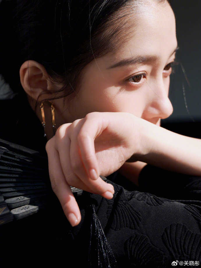 关晓彤黑色马面裙关晓彤杳杳春来时 好有古韵！！ 