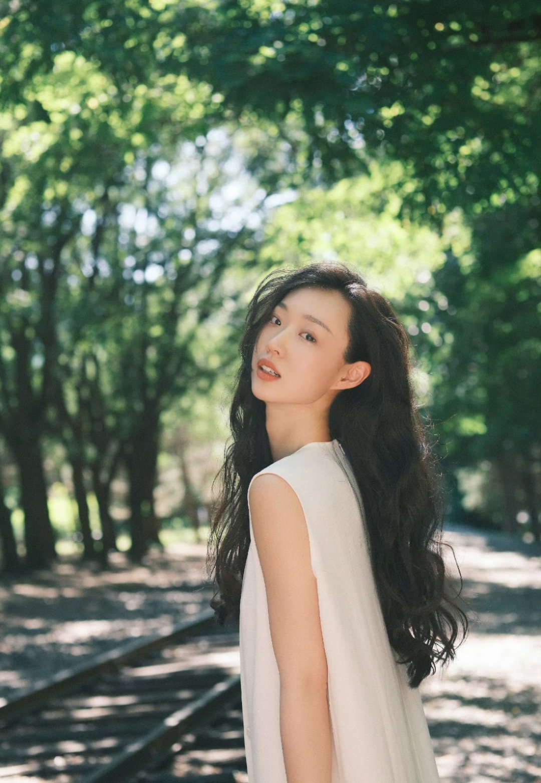 管乐笑的好灿烂呀，明媚的大美女，这可能就是森系美人吧 ​​​