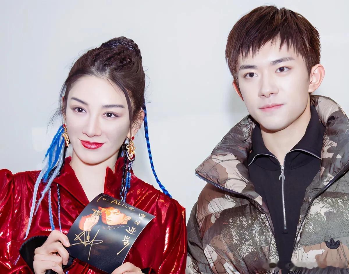 黄奕给易烊千玺投票黄奕在微博电影之夜年度瞩目影人赛道中实名推荐易烊千玺，梦幻联动