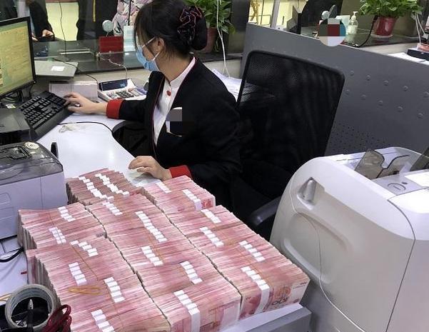 3000万协议存款，说好年利率4%，第三年少付15万利息，法院判银行全额补齐
 