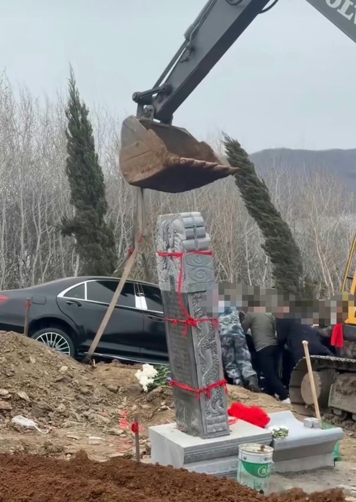 官方回应奔驰豪车被当陪葬品“目前，经有关部门批评教育，当事人已深刻认识到错误，积