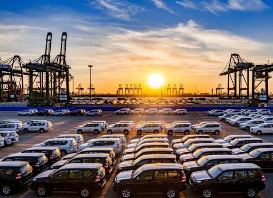 反制说到就到！特朗普宣布，100%关税封杀中国汽车，话音刚落，中国减持77亿美债