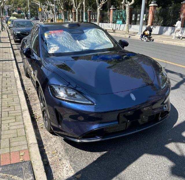 日前，一组鸿蒙智行尚界Z7T实车图曝光，该车是鸿蒙智行首款猎装车，定位中大型车。