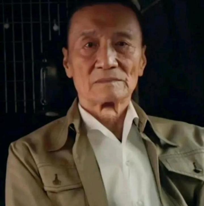 85岁的谢贤主动摘掉墨镜，坦然露出岁月痕迹，也凭借这部影片拿下金像奖最佳男主角，