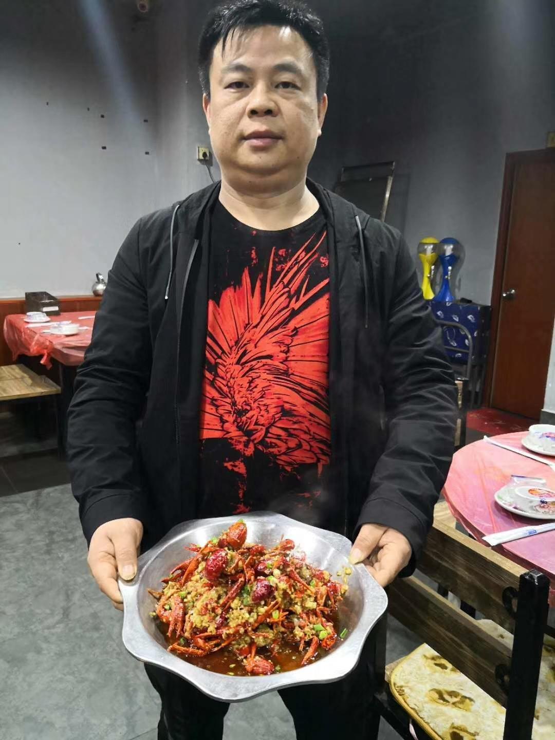 谭亚专注宵夜二十年，终将虾兵蟹将打造成湘潭夜宵地标品牌

文/中国湘菜文化大师 