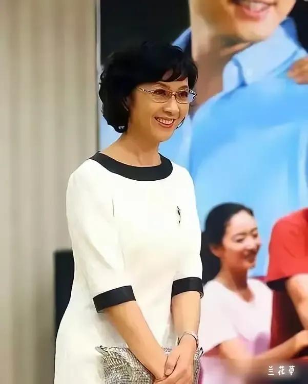 72岁的龚雪，身穿连衣裙，戴着一副眼镜，模样依旧，笑容依旧。
说是红颜不老吧，还