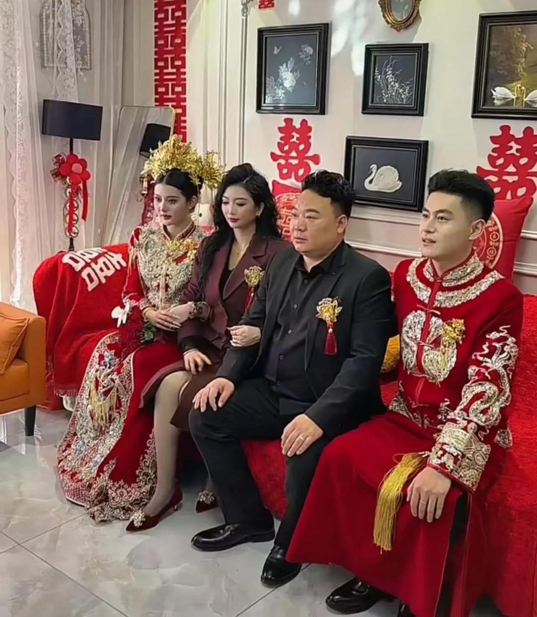 这丈母娘颜值简直爆表，和新娘同框像姐妹，女婿都看直了眼！终于信了那句话，‘岁月从