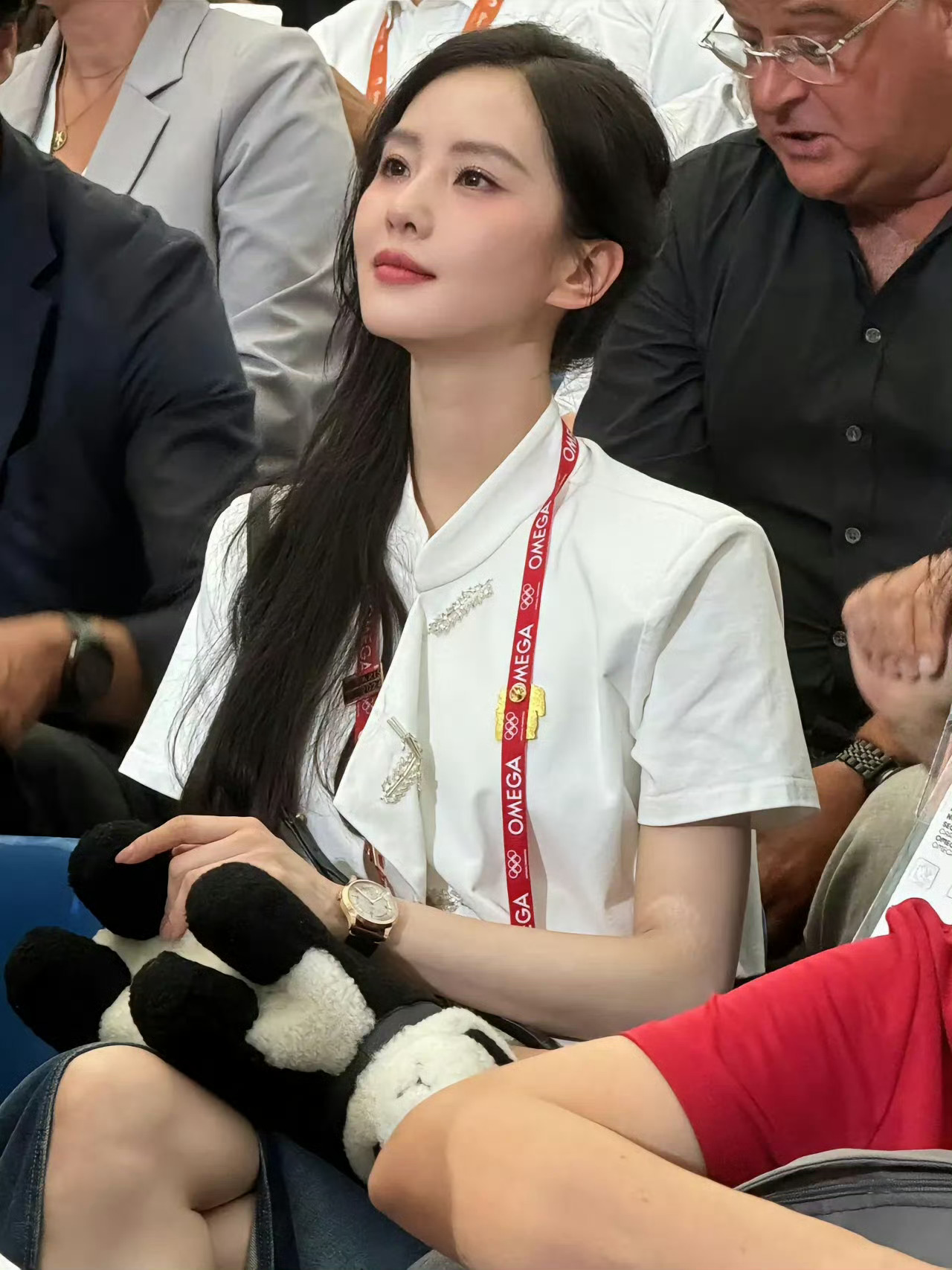 刘诗诗真的好知性好温柔好有气质，坐在那就有一种清冷感，美得如同日升月落、晚风鲜花