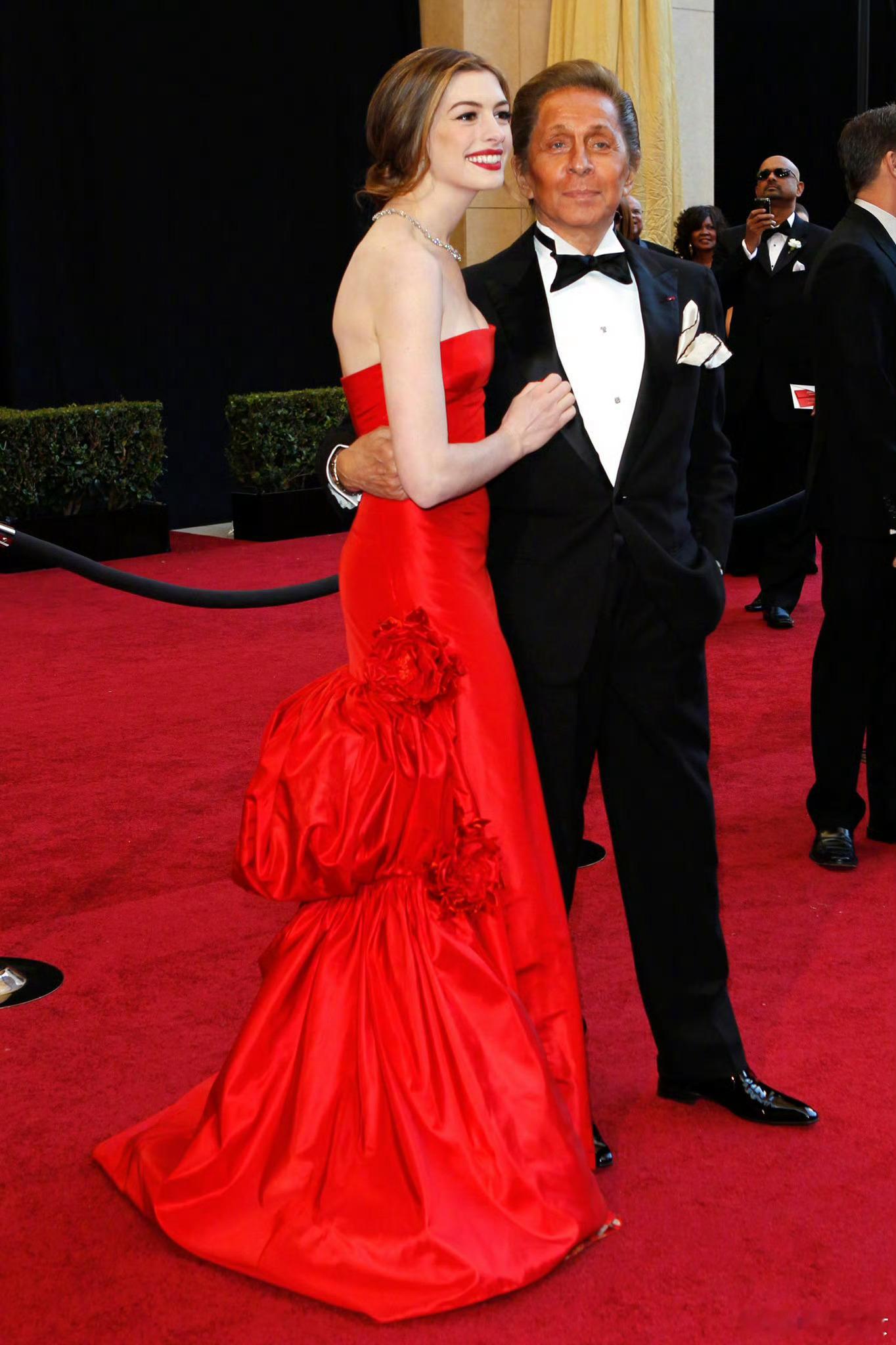 华伦天奴去世 天啊，华伦天奴老爷子走了，享年93岁…又一个时代的传奇落幕了。他那