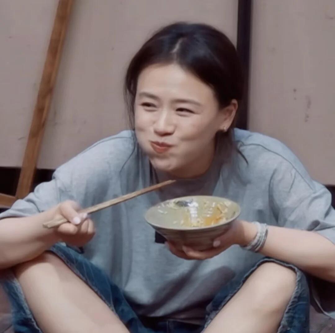 马思纯的这组吃饭图看一次笑一次哈哈哈哈哈 ​​​