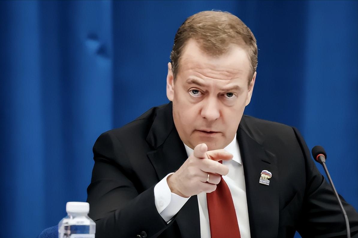 乌克兰无人机要袭击普京所在地，梅德韦杰夫怒喷泽连斯基，特朗普被'打脸"。

俄乌