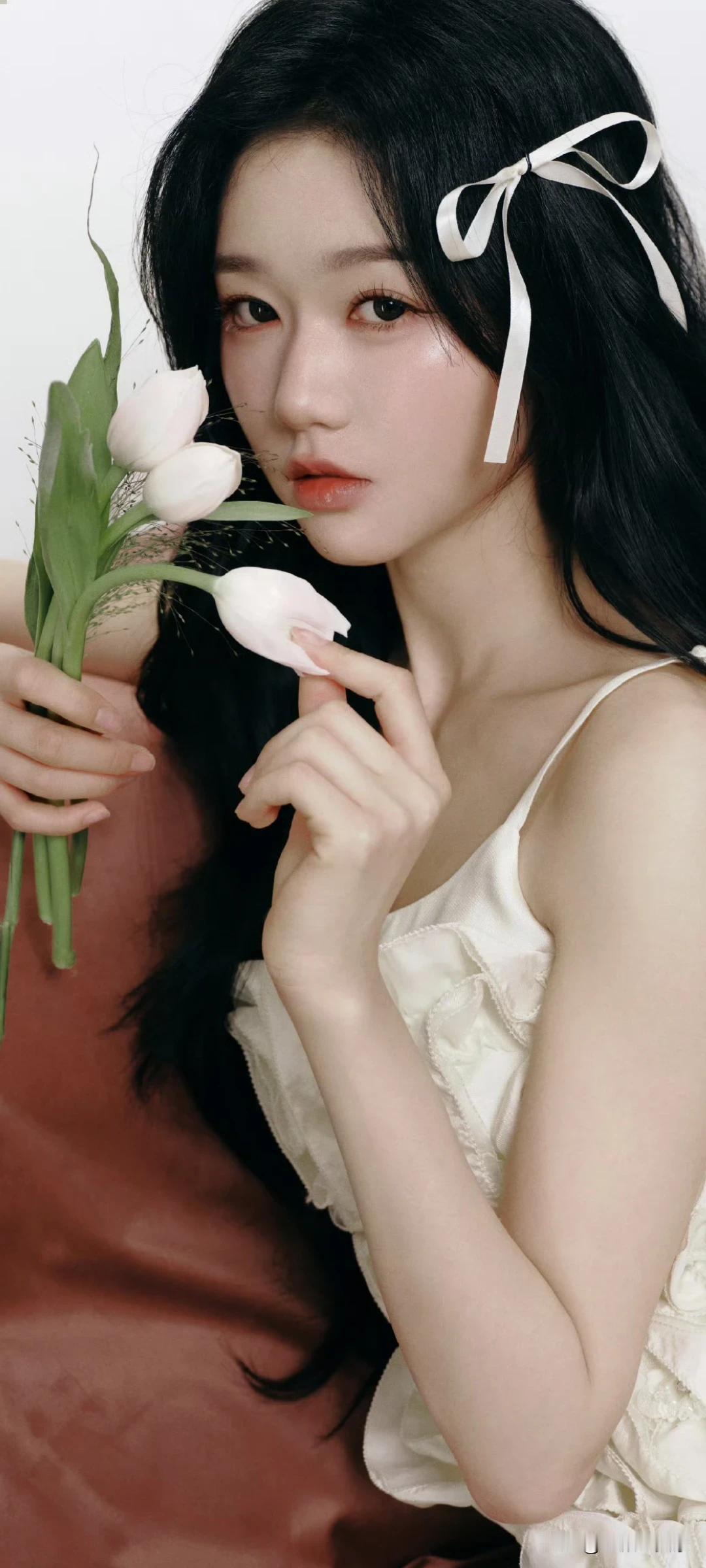 短剧演员岳雨婷写真壁纸～法式少女的温柔暴击！白裙与郁金香的浪漫邂逅💐