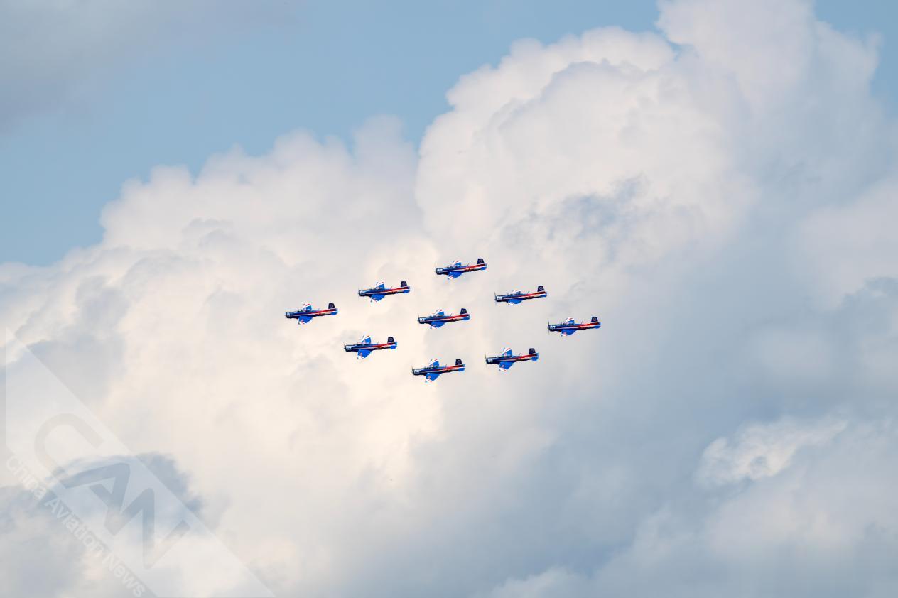 在2023年空军航空开放活动·长春航空展，“天之翼”飞行表演队空中展示。