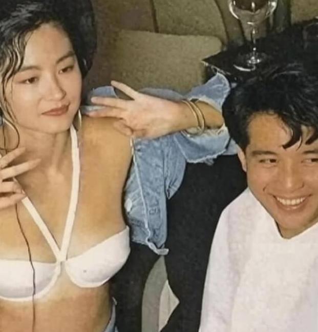 她在热恋中和秦汉留下了一张特殊的亲密合影，她当时穿着前卫大胆，靠在秦汉身旁，眼神