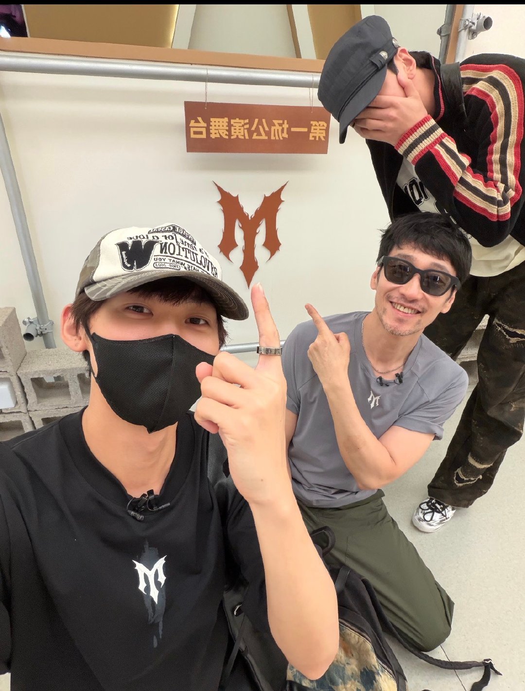 满江9票披荆斩棘没有花哨的人设，全靠作品和个人魅力收获好感。 