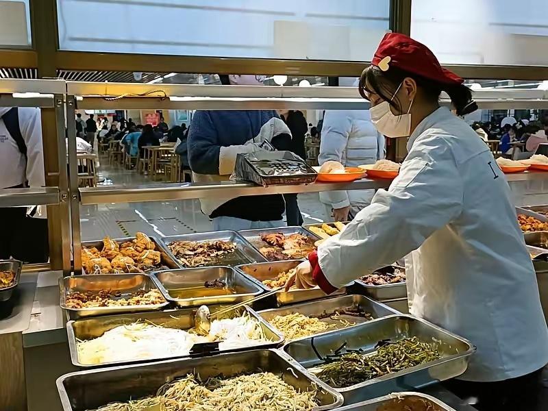 上海家长称学生带饭要营养不良证明搞不懂，学生自己带饭跟营养不良有什么关系，没有营