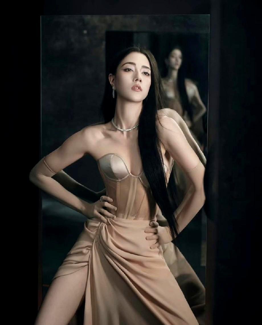 她在意大利博物馆，直接挽上了霍震霆的手臂。
霍启山就在一旁，没人觉得这有什么不对