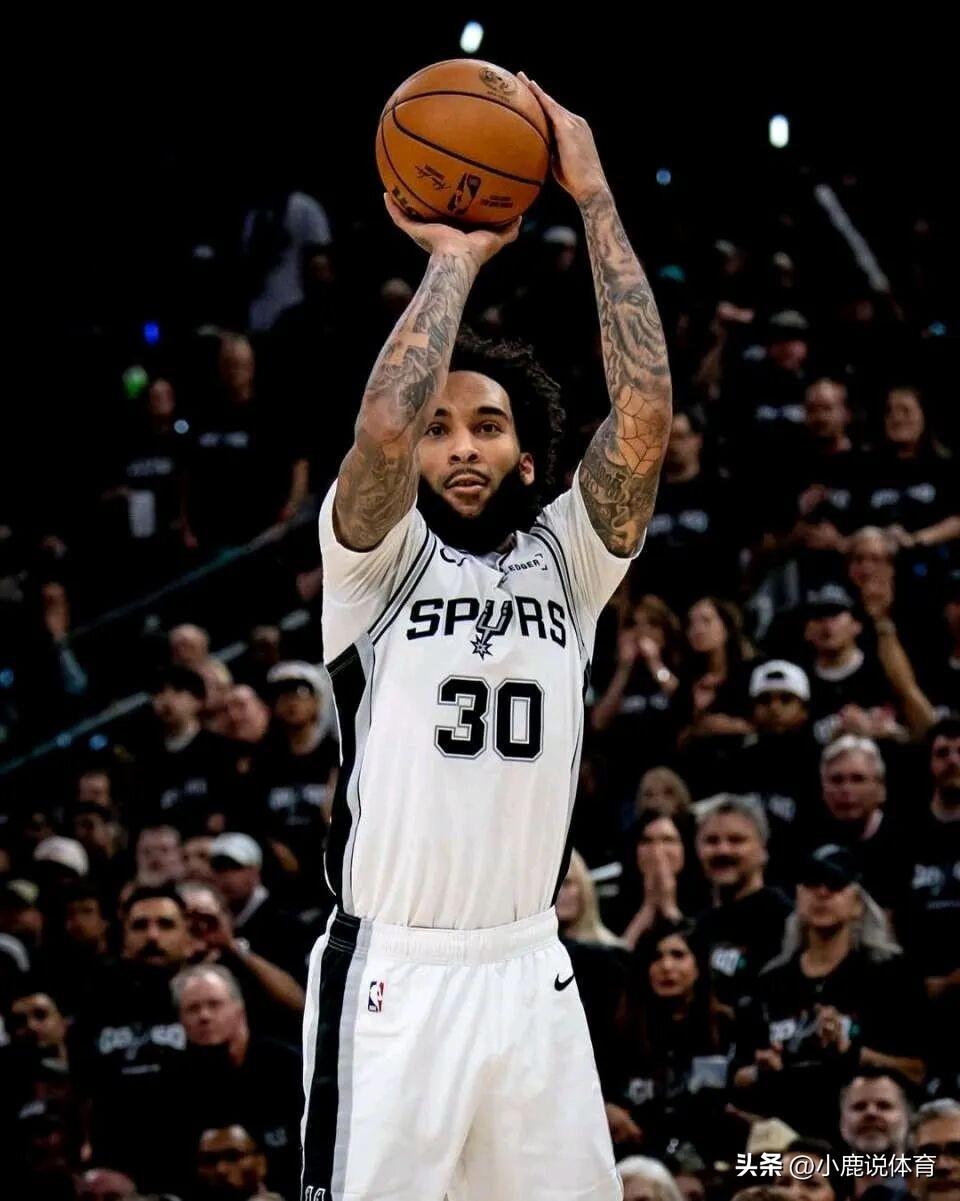 全网都在夸马刺！真的狠狠吊打NBA一堆抠门老板！
 
真的被这波操作折服，完全可
