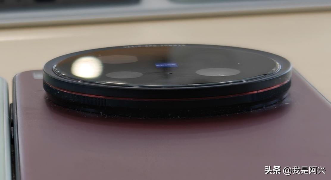 我前面就说上代Ultra底部积灰的问题，这活脱脱就是现实的例子。    

所以