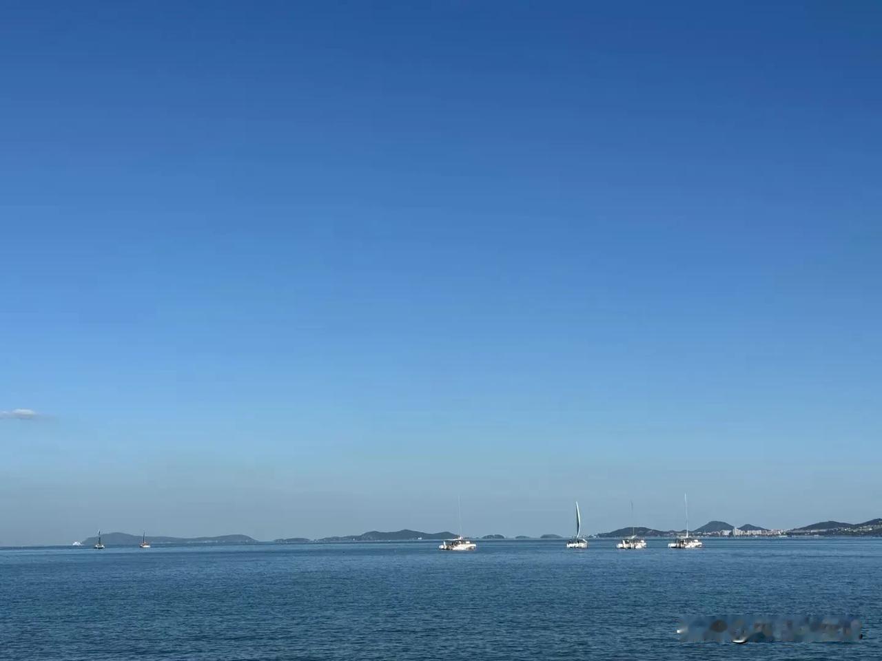 自带滤镜的天空
大海之滨，
海风轻轻的吹？
不是，
海风呼呼的吹，
吹走了雾霾，