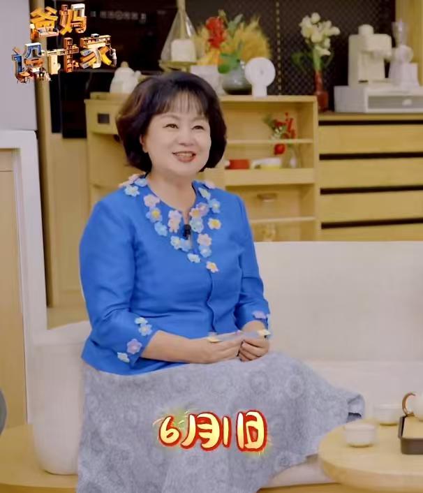 说实在的，鞠萍姐姐的日子，

比她的节目更让人唏嘘。

她二婚嫁给杨硕的时候，已