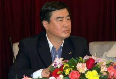 阎世铎：乘车抵达球队入住的酒店后，南勇将我安顿在一间专属套房。不多时，随队医生严