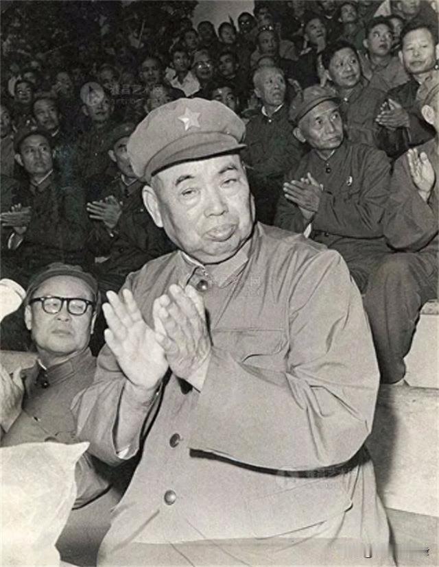 许世友拒坐奔驰车：身居高位却甩俩“惊人声明”，老将军的清醒太难得
 
1980年