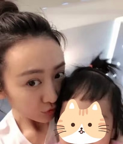 王鸥和何九华居然还在一起吗！美女最近也没什么剧在播了，不会真的有孩子了吧？但何九