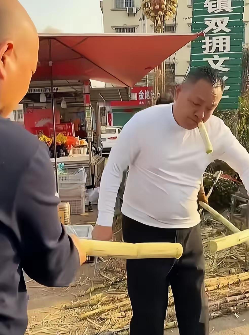 于东来退休后卖甘蔗：刚宣布退休的胖东来创始人于东来，转身就在老家许昌街头摆起了甘