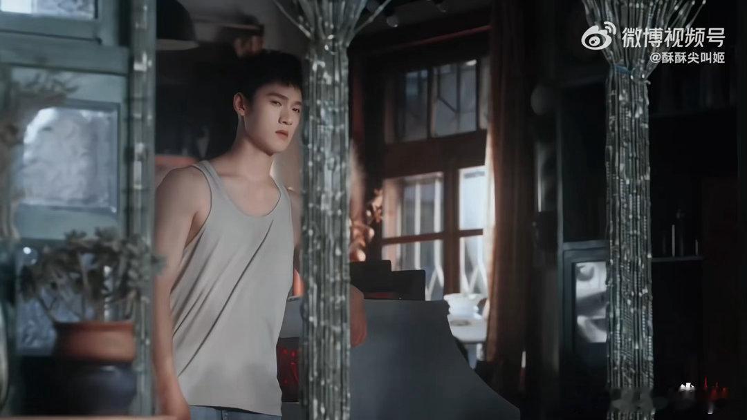李昀锐吃醋小表情也很耀眼 别人吃醋可能不好看，他怎么吃醋反而更耀眼了。嘴角往下压