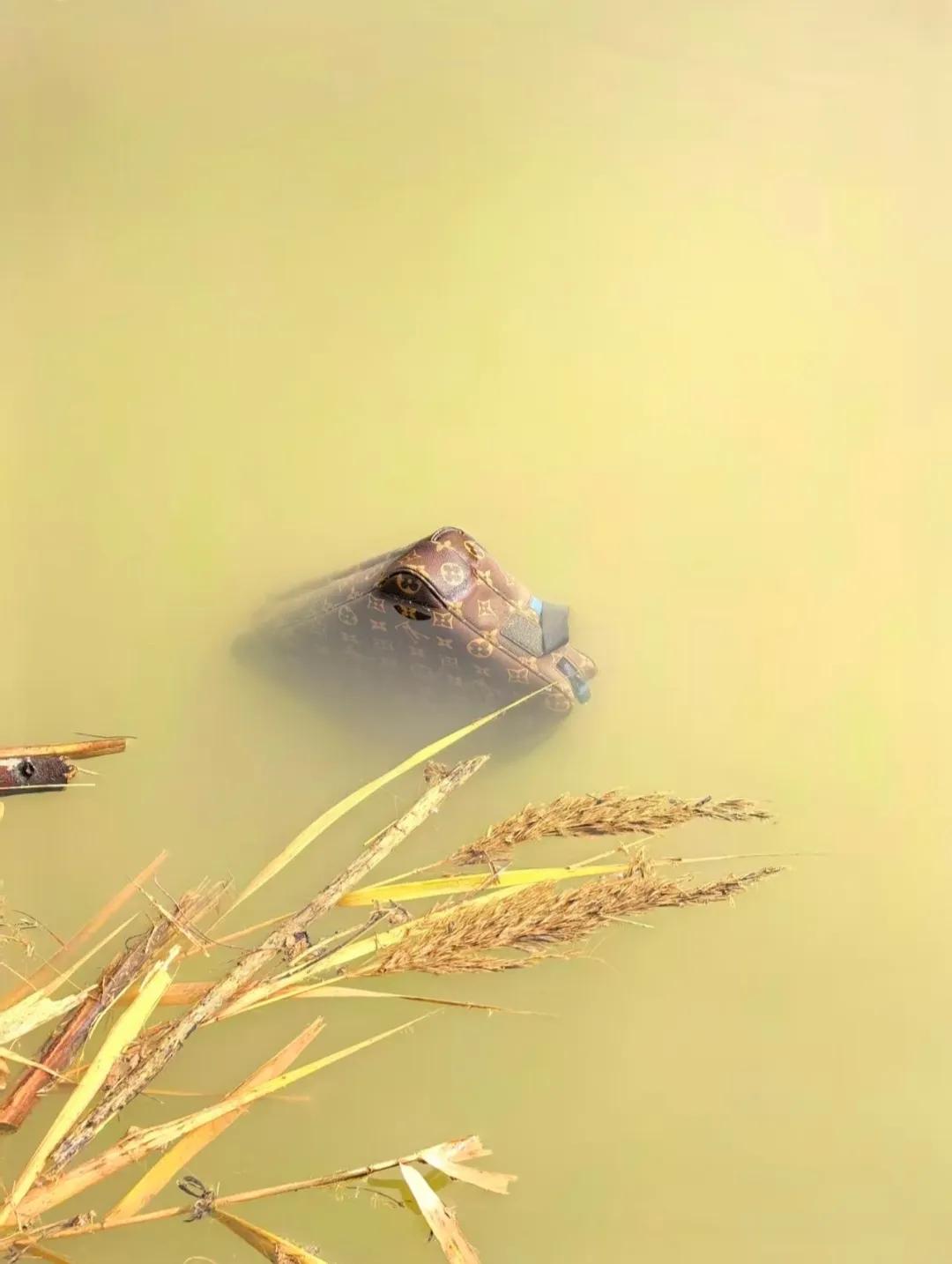 钓鱼时发现一个包，捡还是不捡？