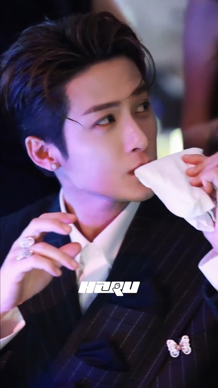 这是小蝴蝶陪次次酱出席重要活动的第N次 ​​​