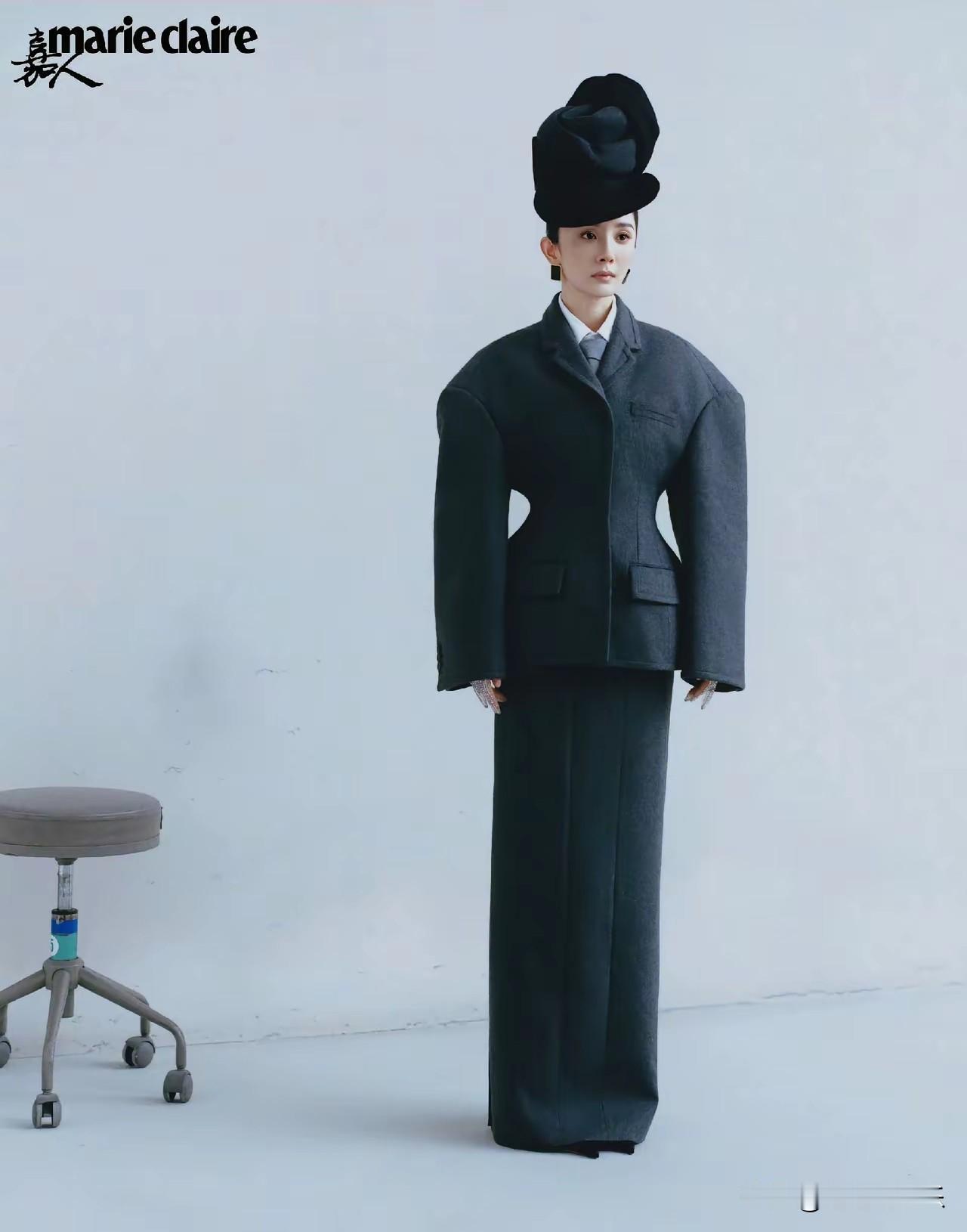 钟楚曦 犯了大忌。
    钟楚曦在杨幂之后穿了一模一样套装。像极了“大家看看谁