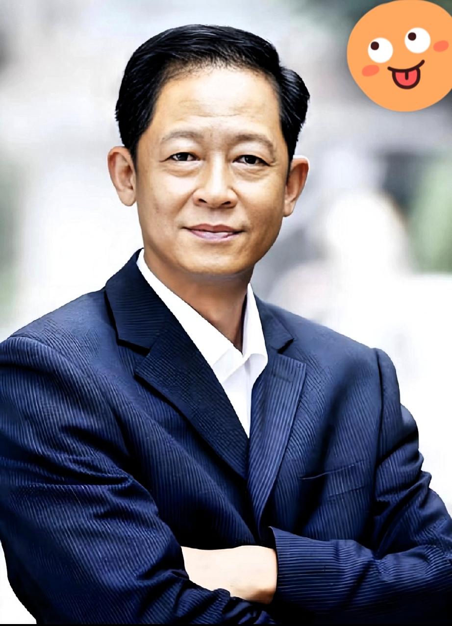 王志文说：
一个人经历的事多了，
就会少一些辩解，
少一些解释，
少一些讨好，