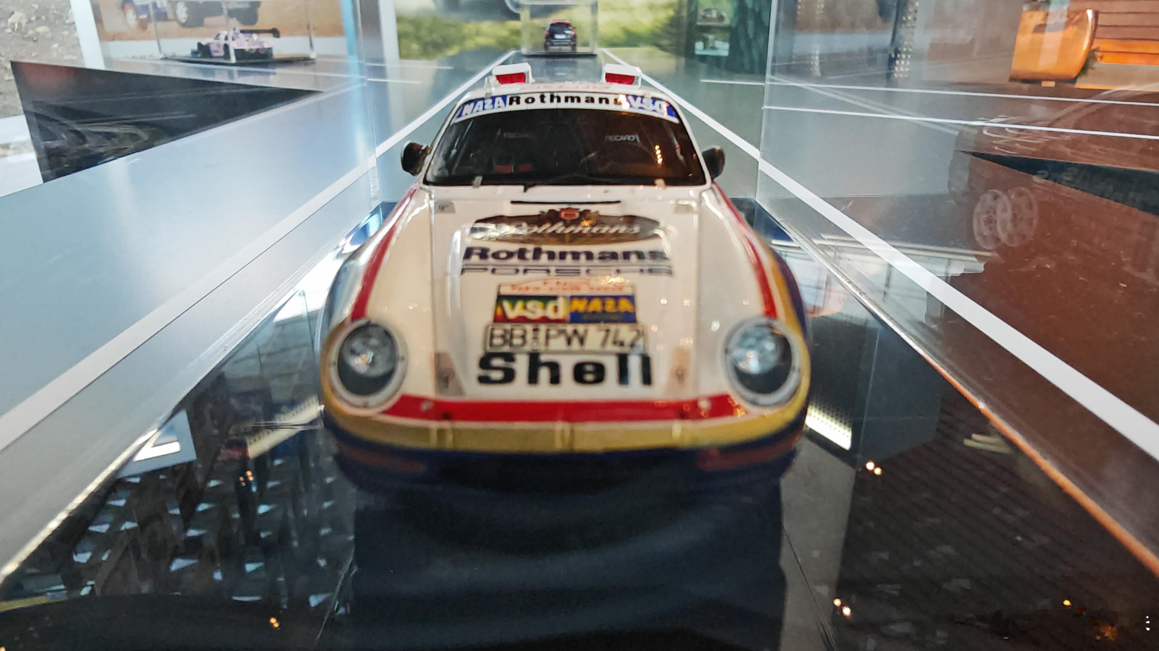 保时捷赛车🏎运动75周年，在启皓大厦办了个跑车展，虽然看不太懂吧，还是觉得很高