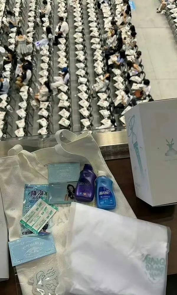 老鹿演唱会给粉丝的伴手礼，收拾收拾家里空多了 ​​​
