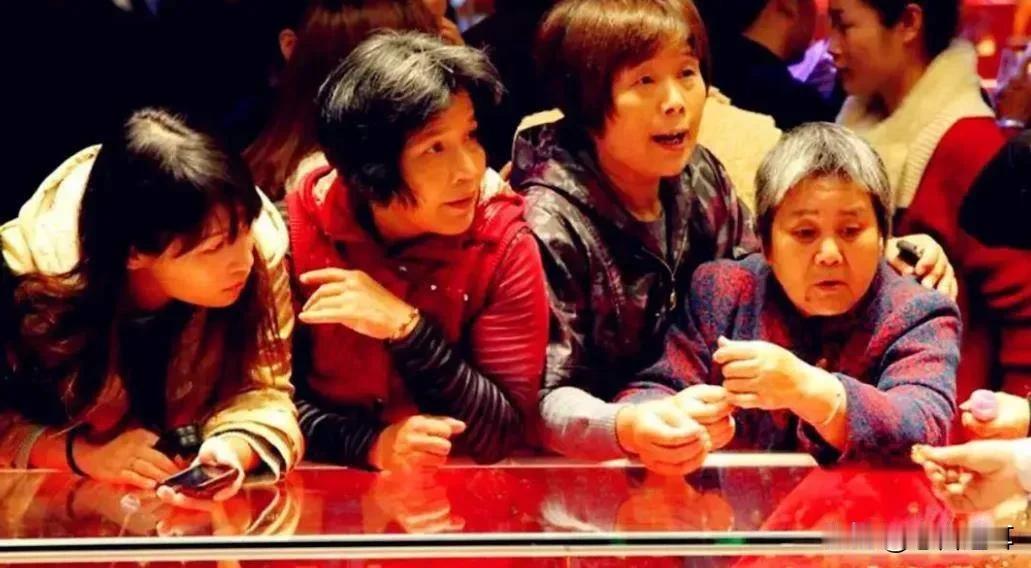 奇怪！这次怎么没见到中国大妈抢黄金了
国际金价连创历史新高，作为令华尔街闻风丧胆