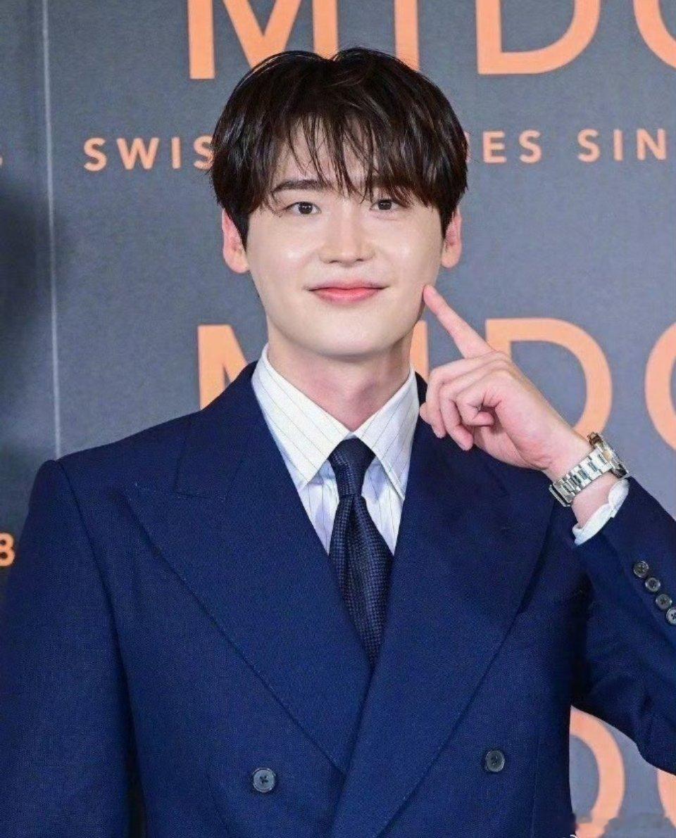 这是李钟硕？他的脸怎么肿成这样了？是肿的还是胖的啊，所以韩国空气里到底掺了什么李