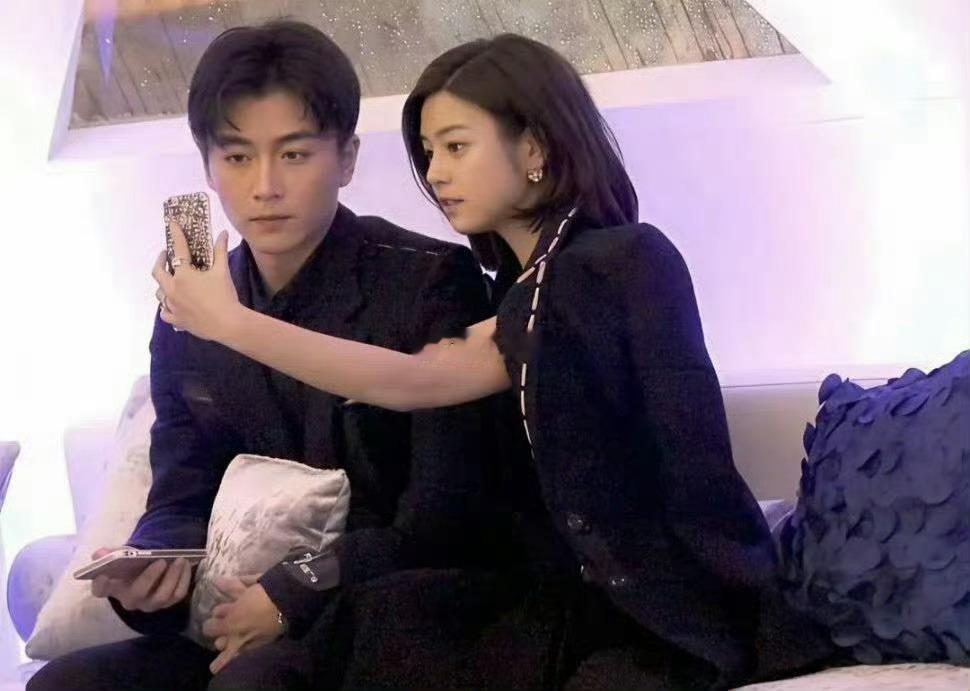 曾经的陈妍希和陈晓就算是看手机也是十指紧扣，没想到后来...... ​​​