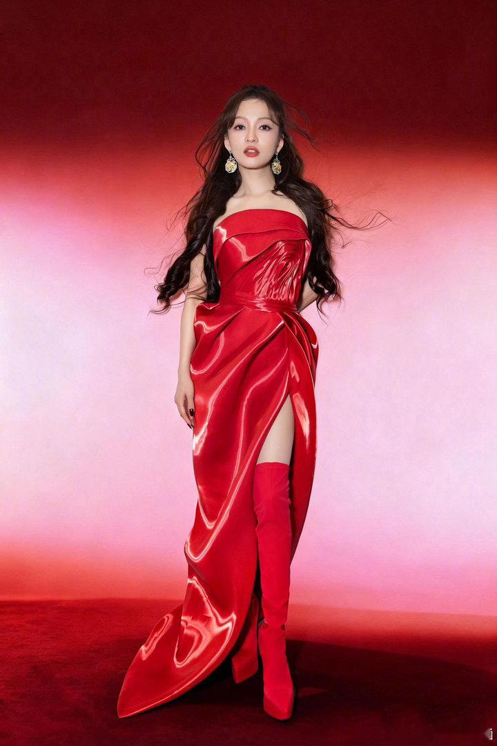 张韶涵玩家巡演青岛站预售极致舞美，极致唱功，极致体验✨张韶涵把游戏美学融入演唱会