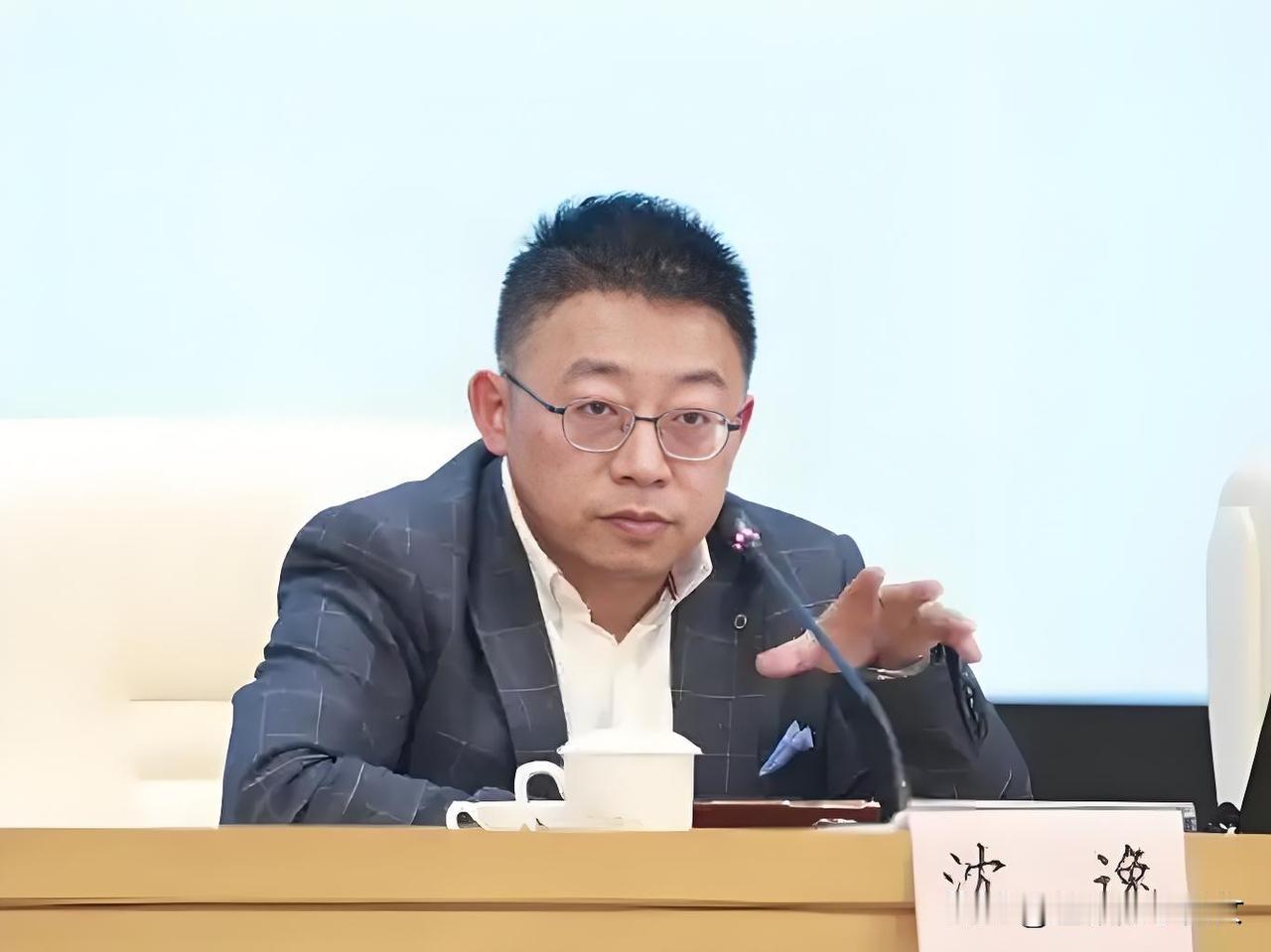 沈逸教授在某场合发表观点认为
考取公职的人非常多
竞争非常激烈
能够考上的机会非