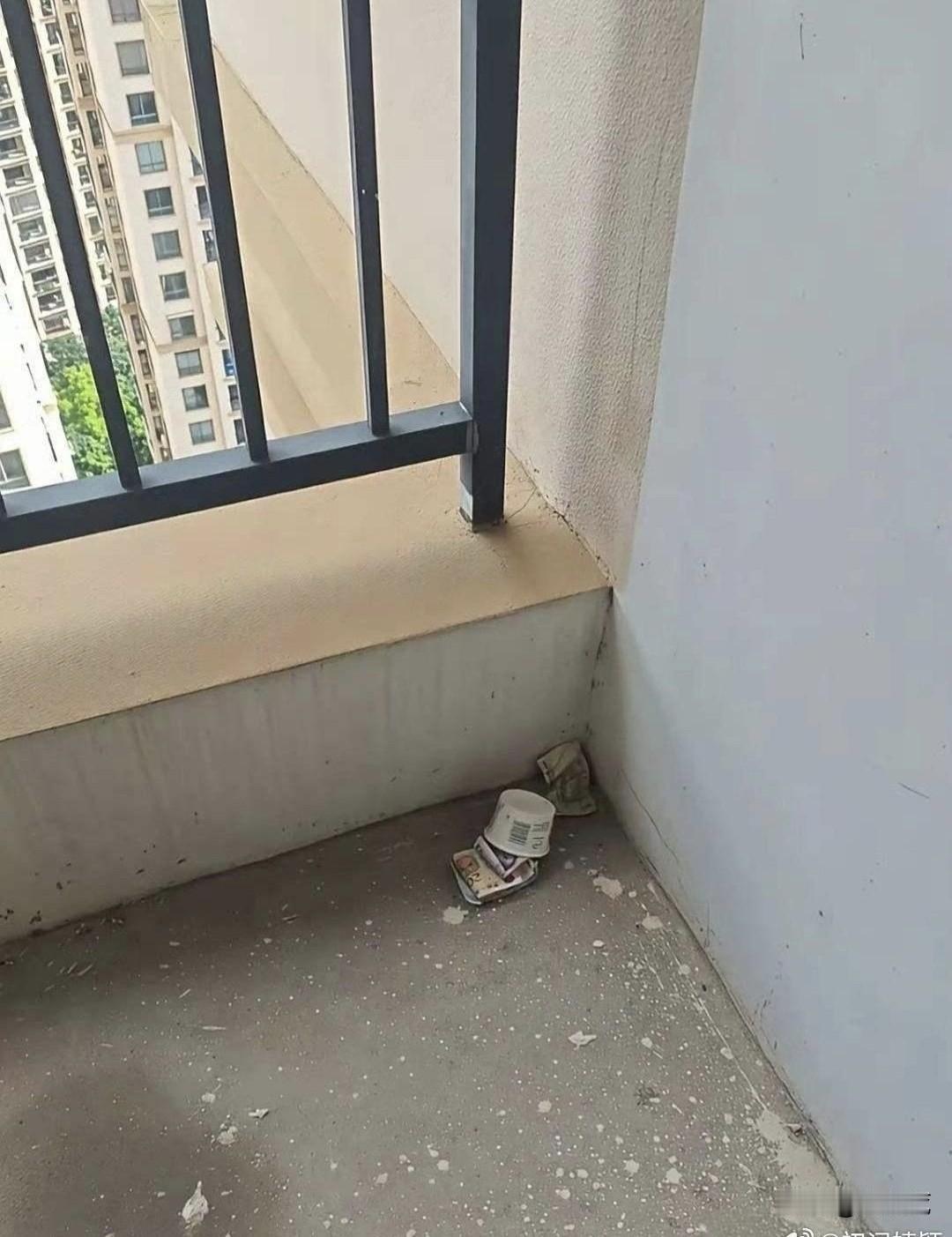 在医院的楼梯间意外发现的，没办法啊身处医院，实在不敢捡。