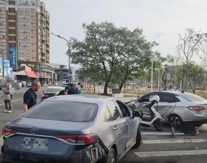 中国台湾高雄街头上演“撞车秀”， 行车纠纷演变成全武行。
 
高雄市三民区16日