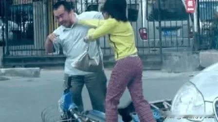 我亲眼见识了男同事老婆的泼辣厉害。
我们单位有个男同事，老家是山西的，中专学历，