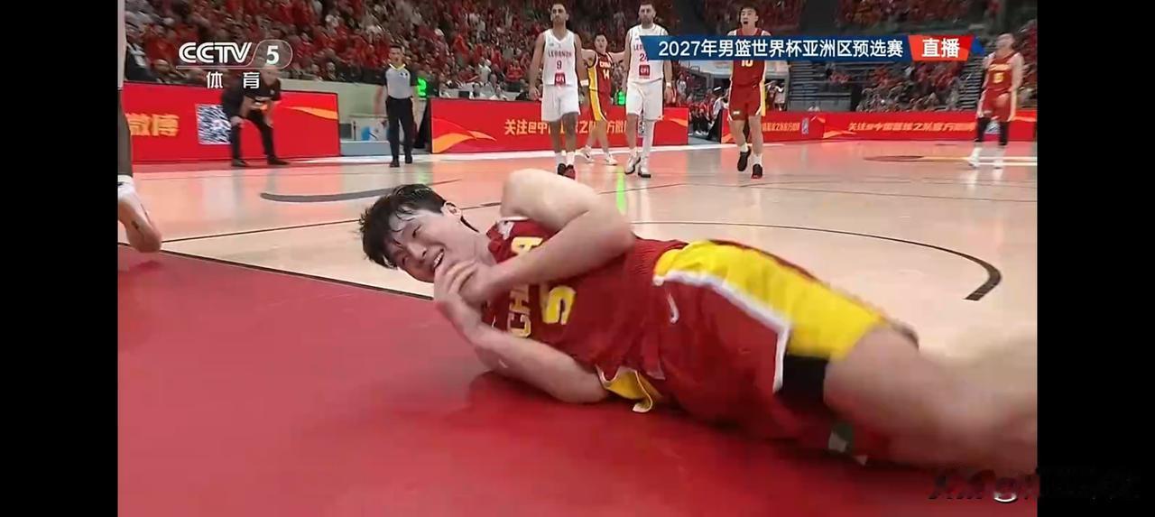 杨瀚森挑衅对方黎巴嫩归化球员芬德伯克占尽便宜！连续上对抗扰乱对方心态，这一战男篮