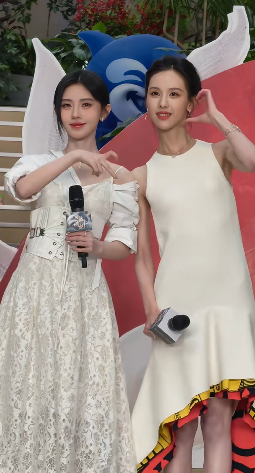 鞠婧祎和陈都灵卡点比心～ 