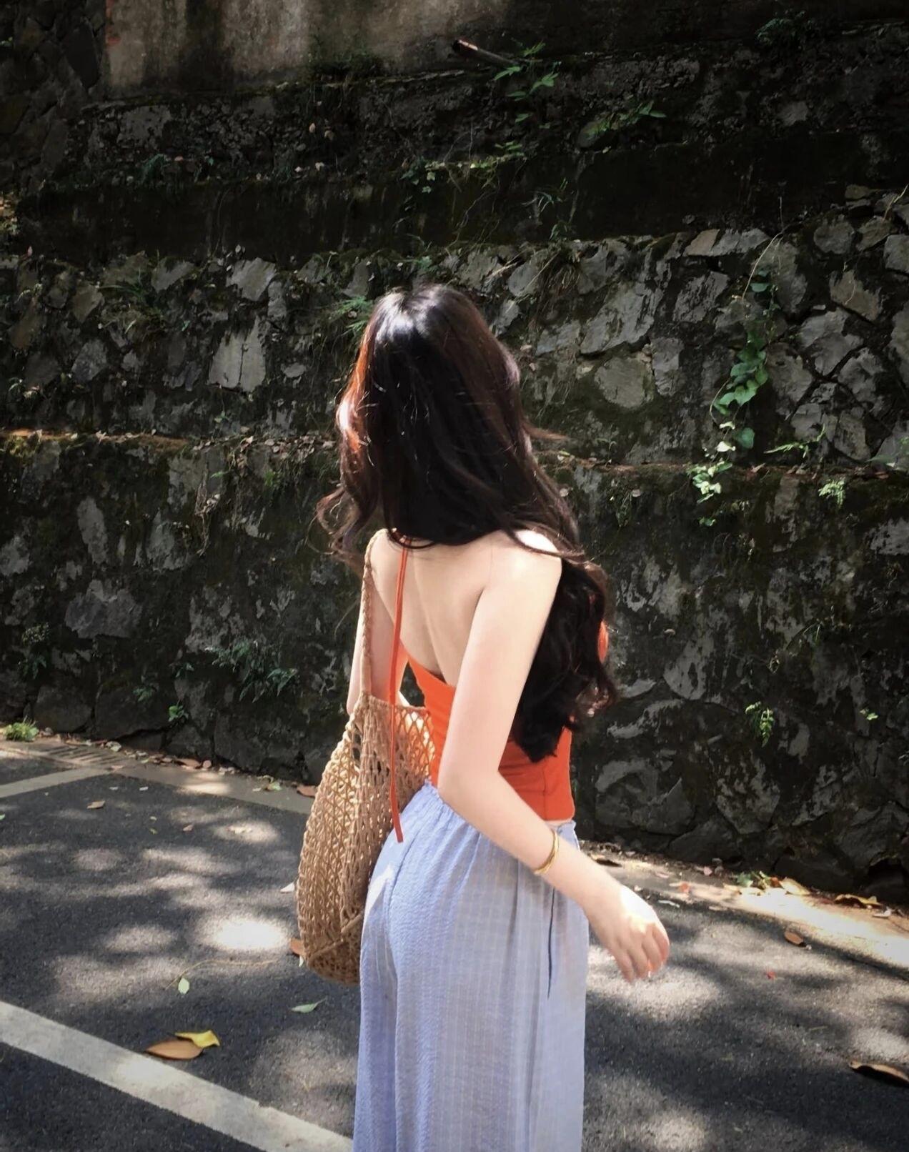 夏日穿搭指南：背带裙与草编包，轻松自在！